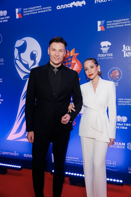 Ведущие церемонии Юлия Барановская и Максим Привалов